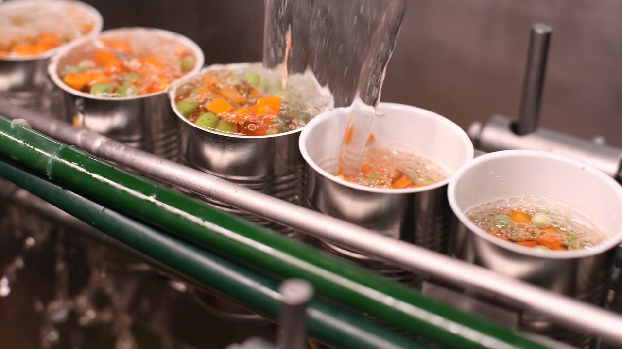 Los productos enlatados se procesan a altas temperaturas de cocción en envases metálicos totalmente herméticos.