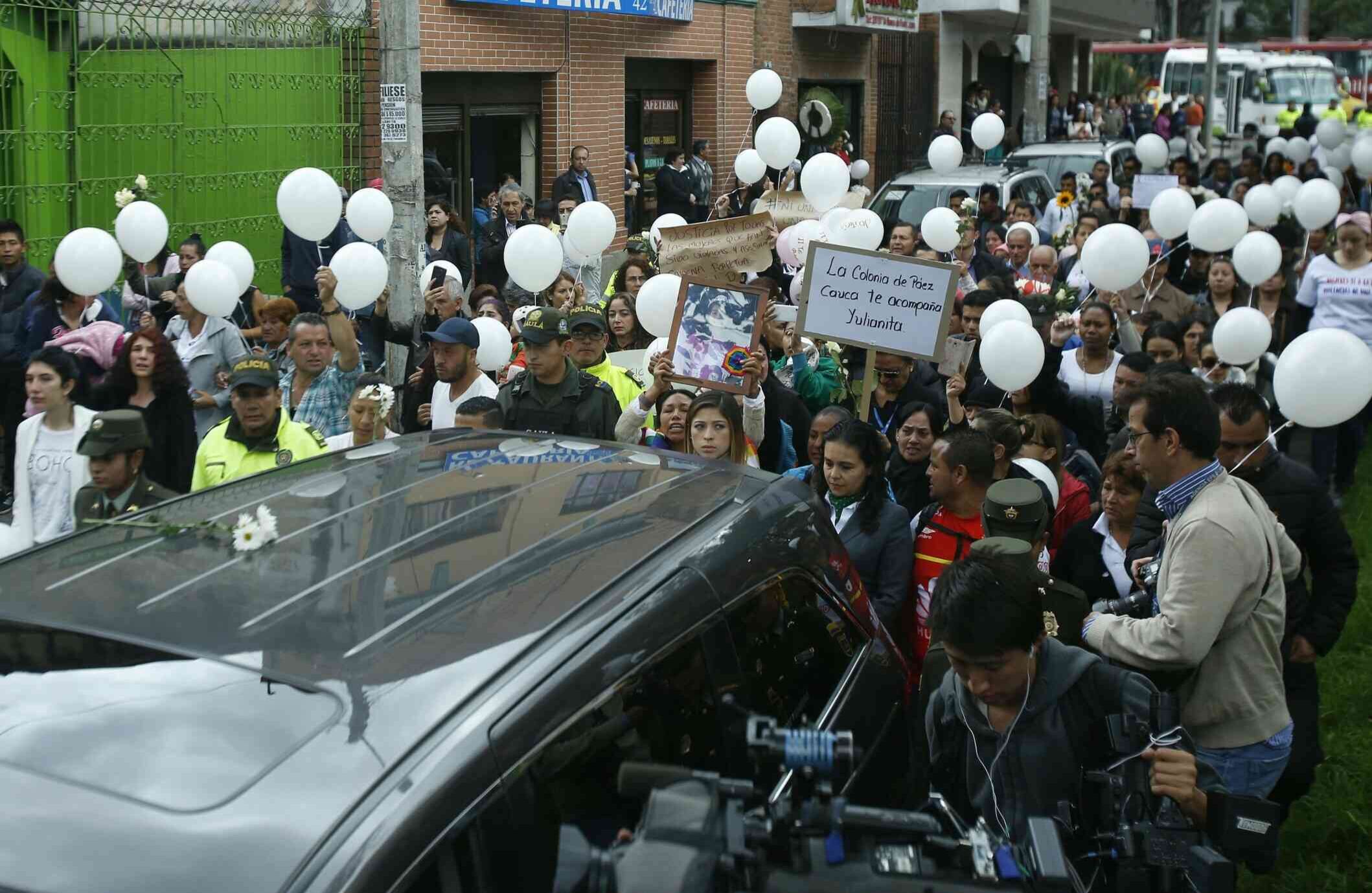 Centenares de personas acompañaron la carroza fúnebre. Foto: Daniel Reina