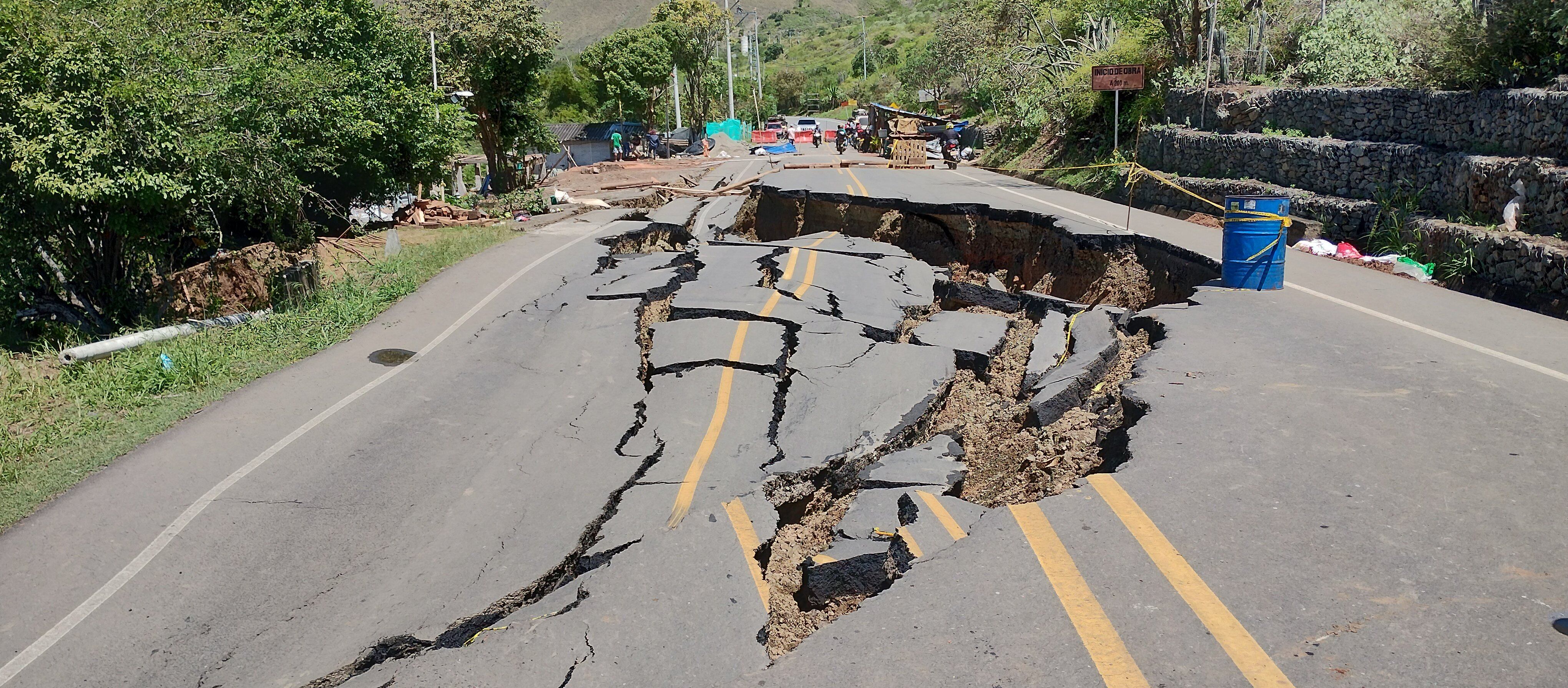 Grietas de casi un metro de profundidad se abrieron en el kilómetro 59 de la vía Cali - Loboguerrero.