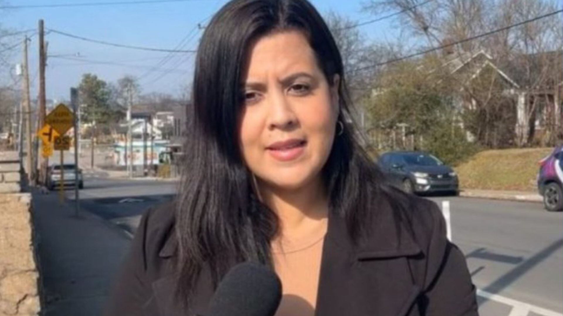 La periodista colombiana Estefany Rodríguez Flórez permanece bajo custodia de U.S. Immigration and Customs Enforcement mientras un juez federal exige explicar la legalidad de su detención.