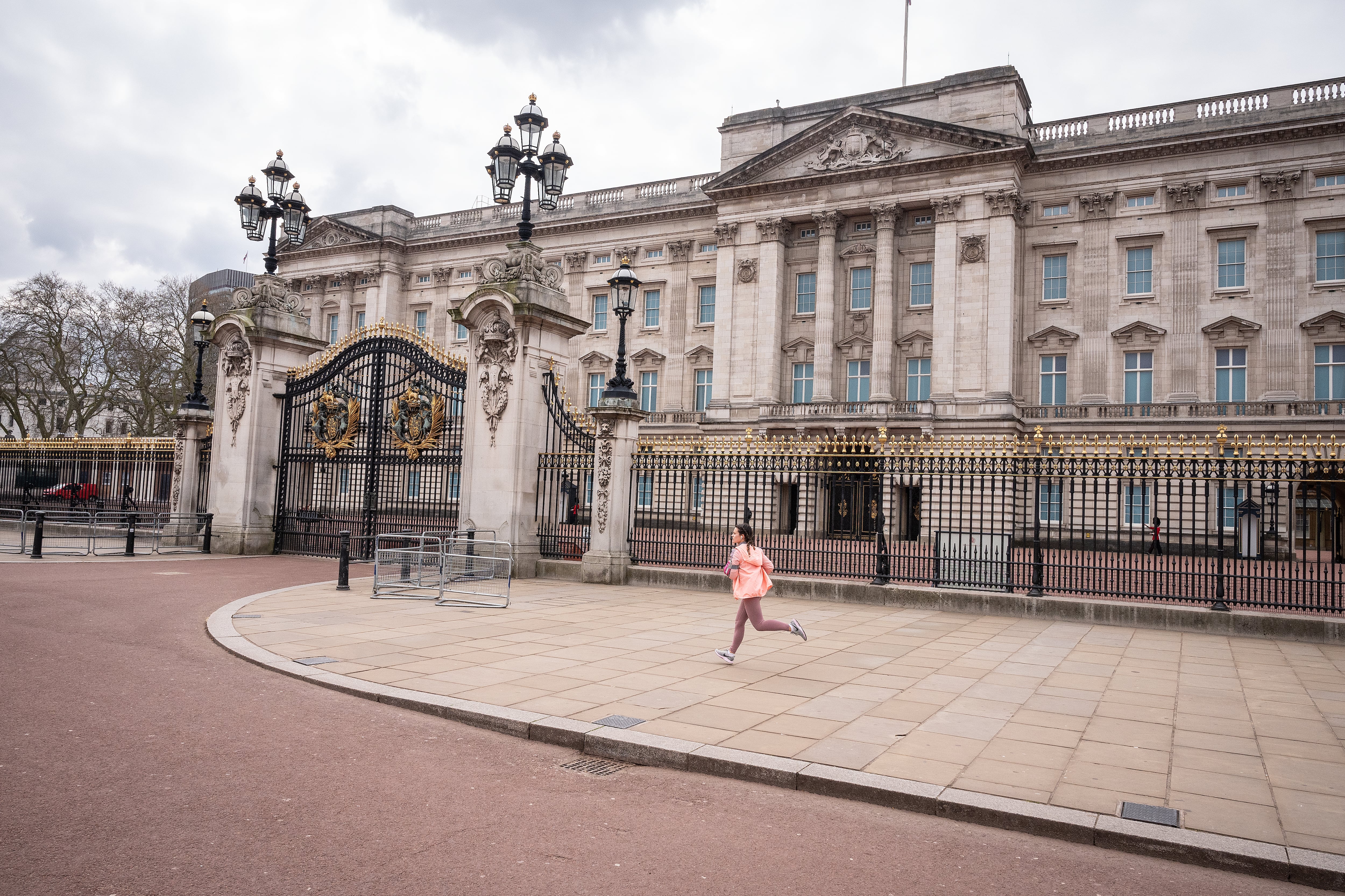 LONDON, ENGLAND - APRIL 01: A jogger runs along the deserted pavements around Buckingham Palace on April 01, 2020 in London, United Kingdom . The Coronavirus (COVID-19) pandemic has spread to many countries across the world, claiming over 30,000 lives and infecting hundreds of thousands more. (Photo by Leon Neal/Getty Images)