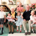 En esta fotografía sin fecha proporcionada por el Duque y la Duquesa de Cambridge, la Reina Isabel y el Príncipe Felipe de Gran Bretaña con sus bisnietos, de izquierda a derecha, el Príncipe George, el Príncipe Louis, Savannah Phillips (de pie en la parte trasera), la Princesa Charlotte, Isla Phillips sosteniendo a Lena Tindall y Mia Tindall. El príncipe Felipe de Gran Bretaña, el irascible y duro esposo de la reina Isabel II que pasó más de siete décadas apoyando a su esposa en un papel que definió principalmente su vida, murió el viernes 9 de abril de 2021 (Duquesa de Cambridge vía AP).