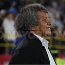 Alberto Gamero sonríe en el banquillo del estadio 'El Campín'