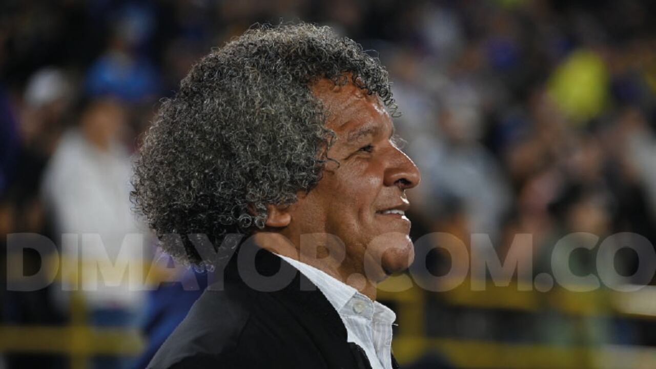 Alberto Gamero sonríe en el banquillo del estadio 'El Campín'
