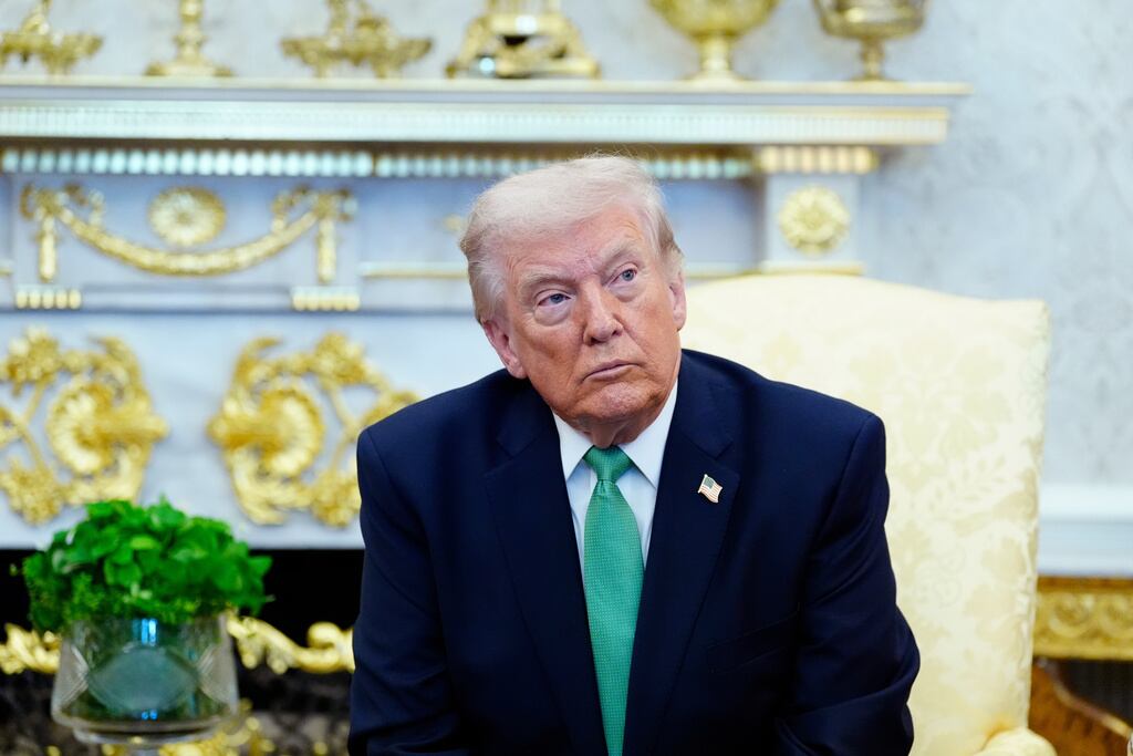 El presidente Donald Trump escucha la pregunta de un periodista durante una reunión con el primer ministro irlandés Micheál Martin en el Despacho Oval de la Casa Blanca, el martes 17 de marzo de 2026, día de San Patricio, en Washington. (Foto AP/Alex Brandon)