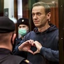 El líder de la oposición rusa Alexei Navalny hace un gesto con el corazón en una jaula durante una audiencia a una moción del servicio penitenciario ruso para convertir la sentencia suspendida de Navalny de la condena penal de 2014 en una pena de prisión real en el Tribunal de la ciudad de Moscú en Moscú, Rusia.