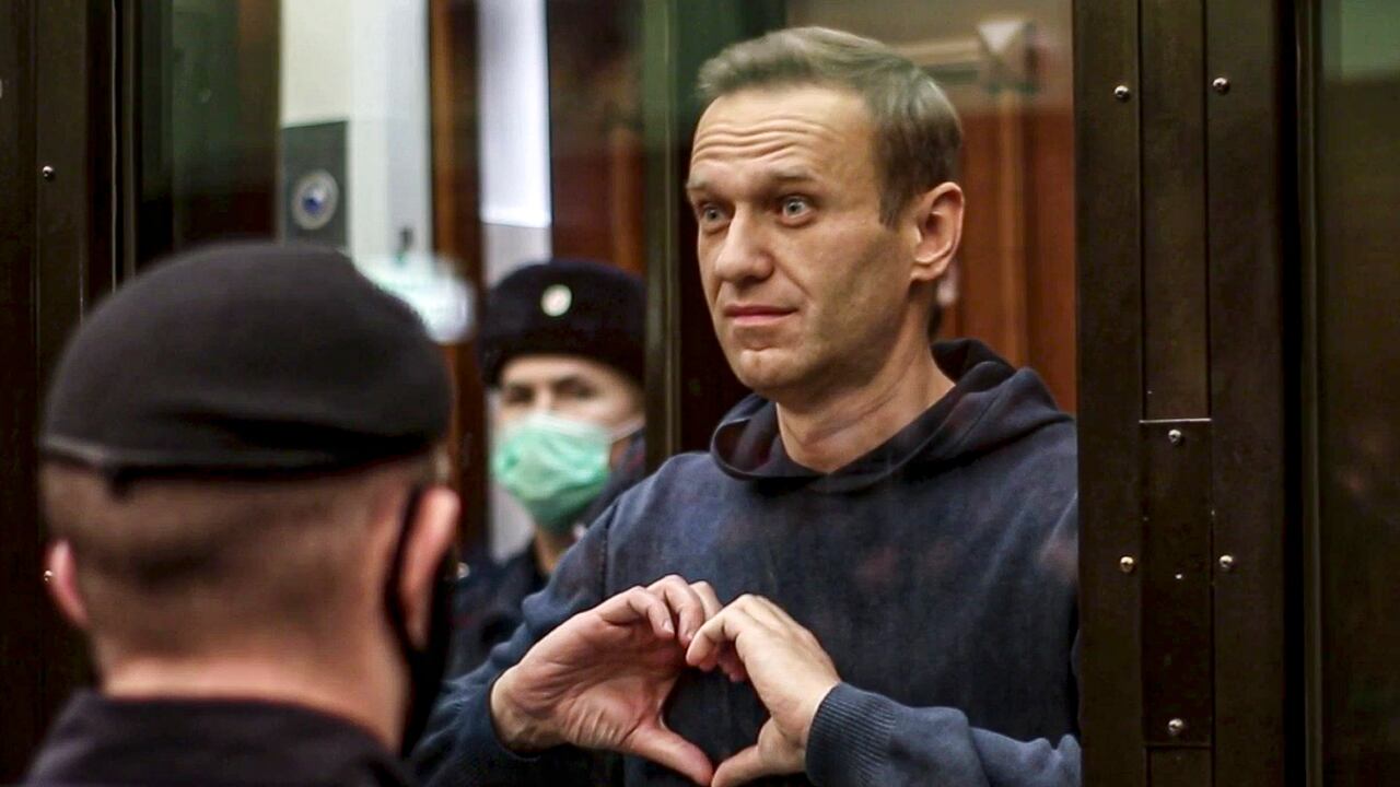 El líder de la oposición rusa Alexei Navalny hace un gesto con el corazón en una jaula durante una audiencia a una moción del servicio penitenciario ruso para convertir la sentencia suspendida de Navalny de la condena penal de 2014 en una pena de prisión real en el Tribunal de la ciudad de Moscú en Moscú, Rusia.