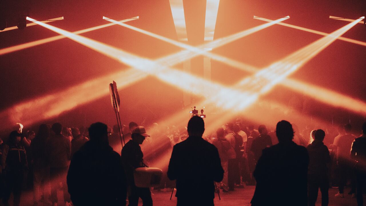 Postal de noches electrónicas con consciencia geopolítica y humanitaria.