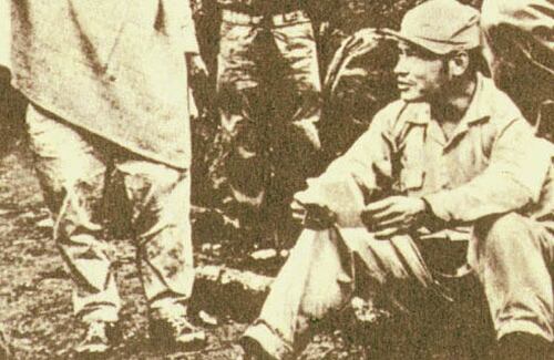Desde muy joven, Tirofijo se hizo guerrillero. En la foto, aparece en Marquetalia. 