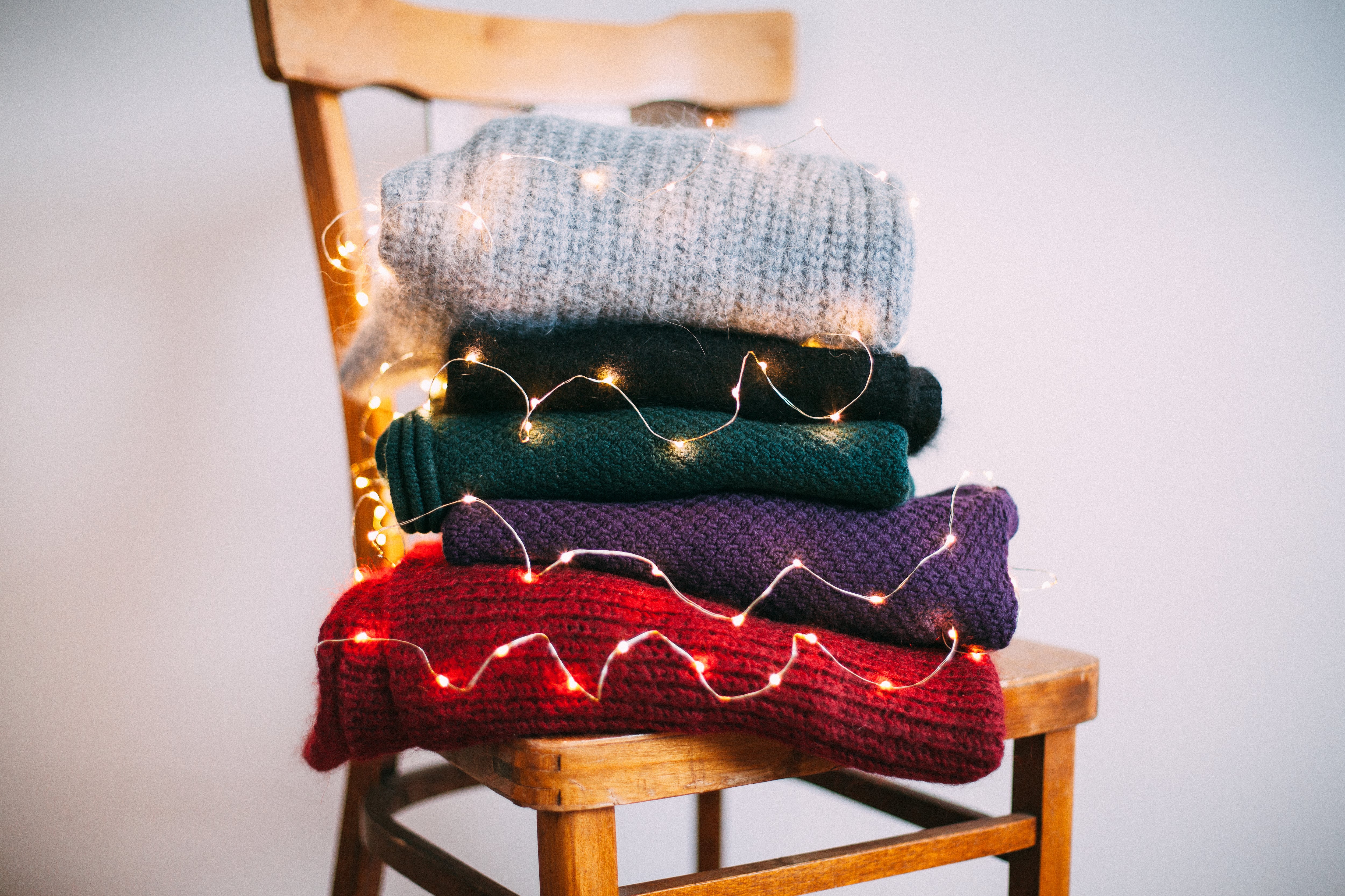 La elección de los colores en la ropa puede tener un impacto significativo en la energía que se desea atraer.