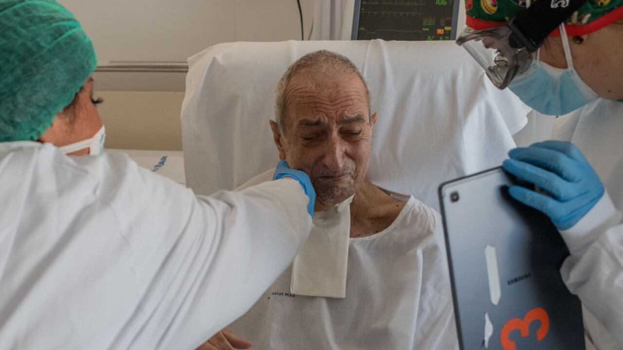 BARCELONA, Antonio Villacampa llora desconsoladamente al hablar con sus familiares desde un hospital de Barcelona (Photo by David Ramos/Getty Images)
