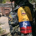 Un guerrillero de la disidencia de las FARC «Jaime Martínez» hace guardia mientras el comandante Andrey concede una entrevista cerca del municipio de Suárez, en el departamento del Cauca, el 30 de agosto de 2023. El grupo disidente EMC, que rechazó el acuerdo de paz de 2016 que condujo al desarme de las FARC, iniciará conversaciones de paz directas con el Gobierno colombiano el 31 de agosto. (Photo by JOAQUIN SARMIENTO / AFP)