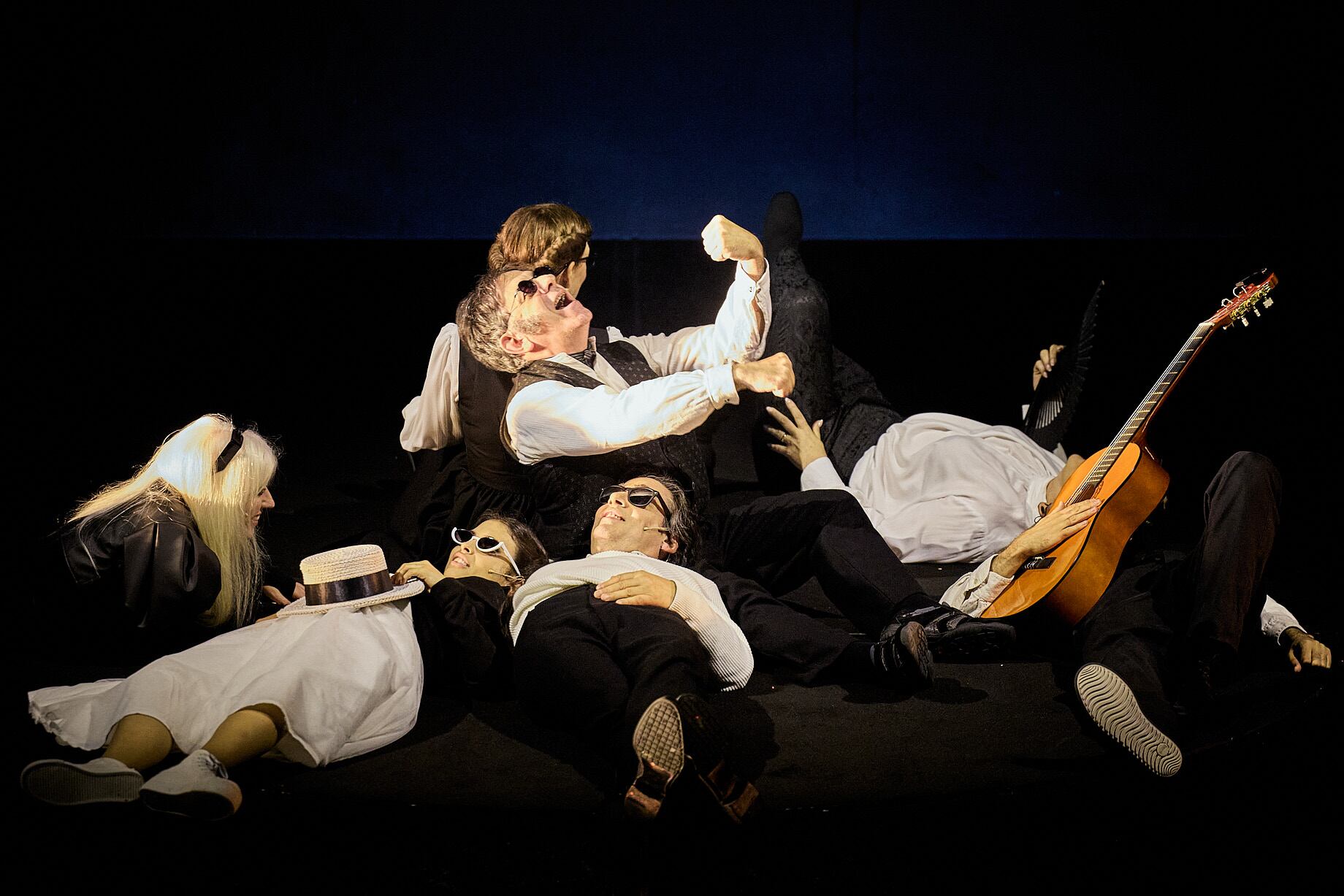 'LA GAVIOTA', una presentación como pocas, se presenta en el Festival d'Avignon. 

El texto de Antón Chejov, adaptado y puesto en escena por Chela De Ferrari, con colaboración y dramaturgia de Luis Alberto León, Melanie Werder y música de Nacho Bilbao. La actúan los actores invidentes Patty Bonet, Miguel Escabias, Emilio Gálvez, Belén González del Amo, Antonio Lancis, Domingo López, Eduart Mediterrani, Paloma de Mingo Heras, Lola Robles, Agus Ruiz, Macarena Sanz y Nacho Bilbao.