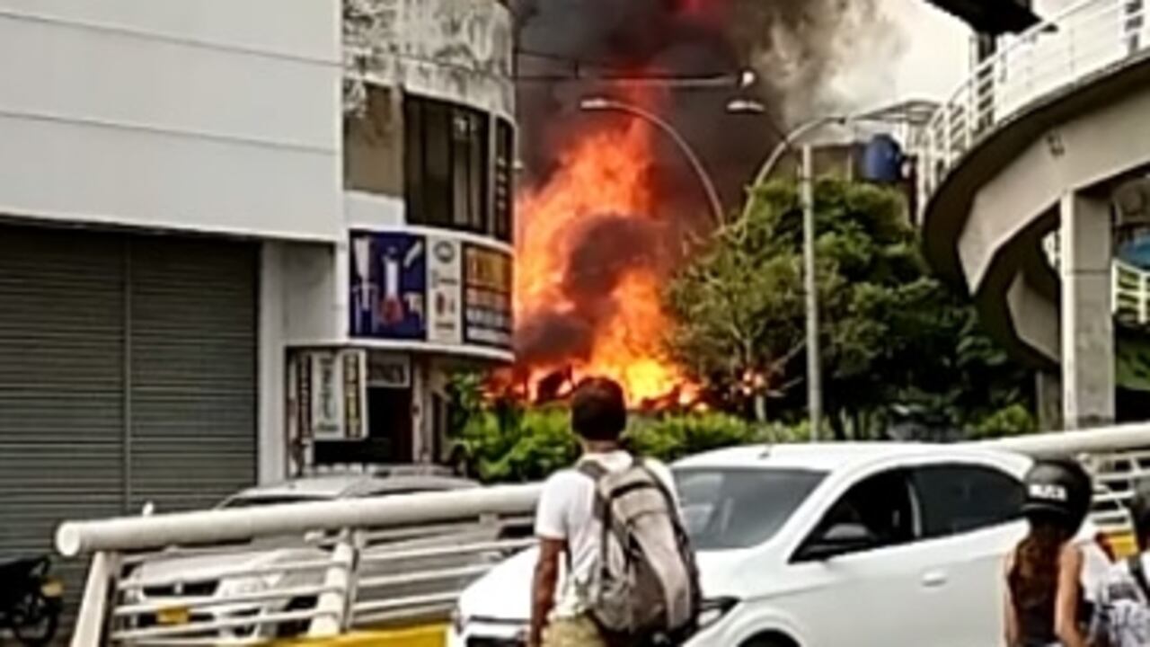 El Cuerpo de Bomberos de Cali está atendiendo la emergencia en el barrio San Antonio.