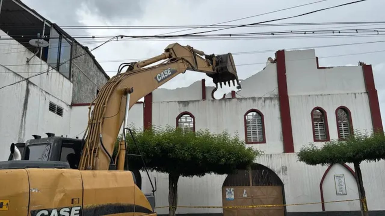 Demolición de la torre de la iglesia de Aguaclara, en Tuluá