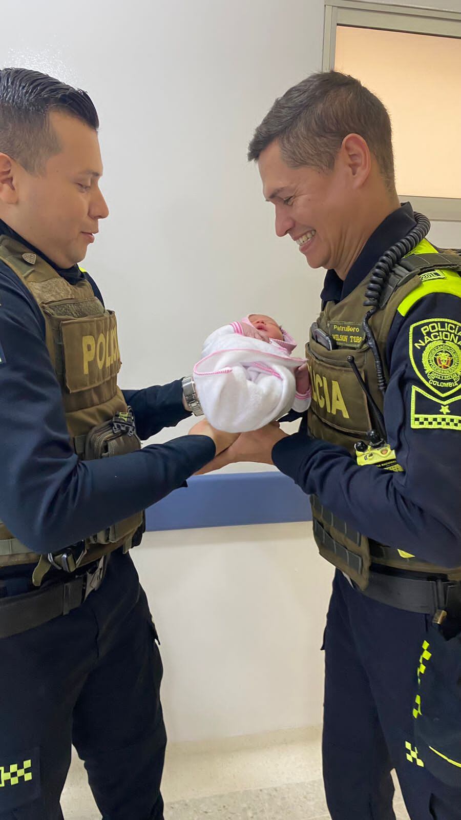 Estos policías también ayudaron en el proceso.