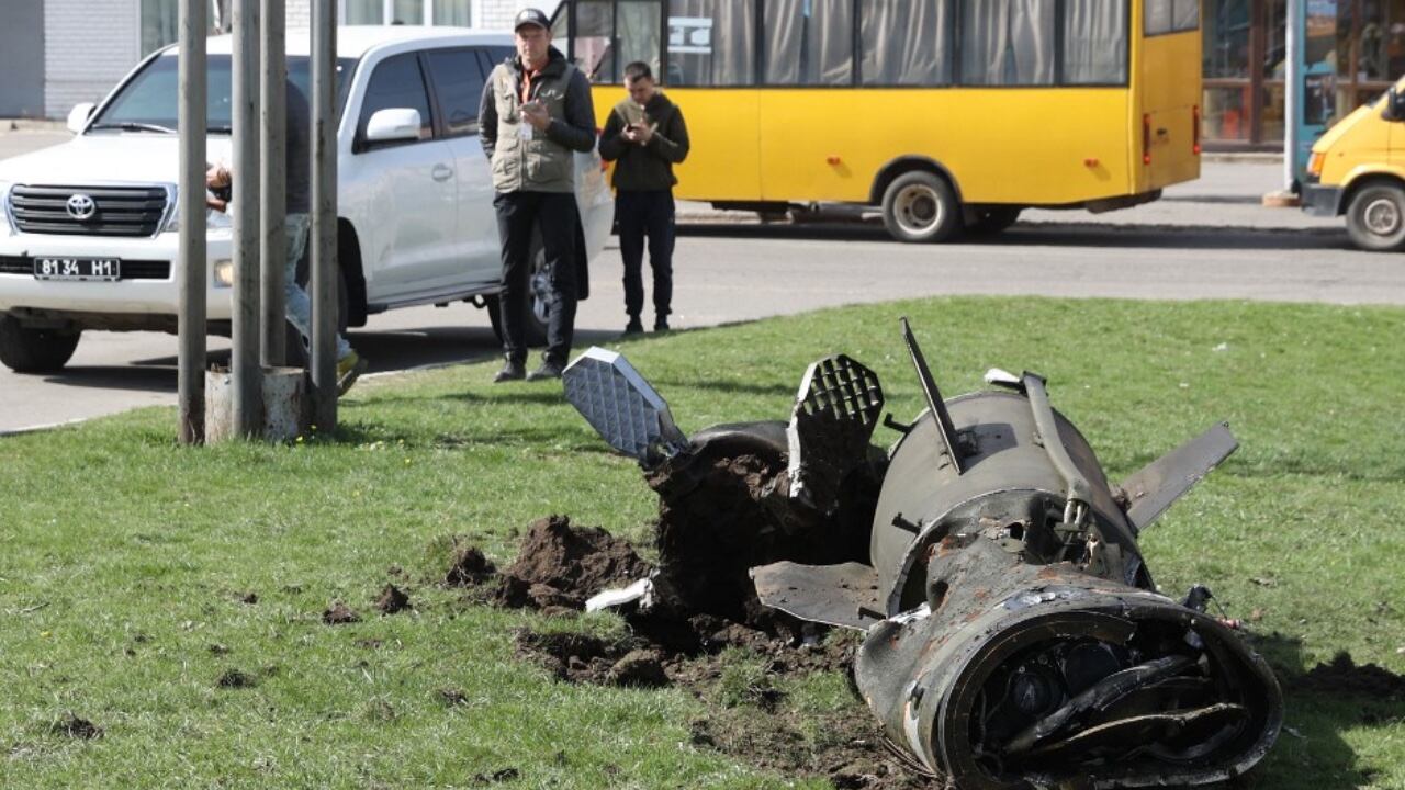 Así quedó el misil que cayó sobre la estación de trenes de la población de Kramatorsk, Ucrania