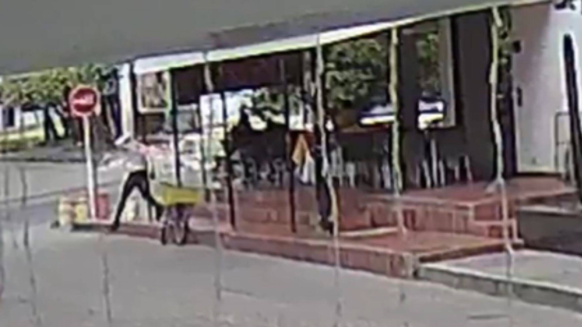 Las imágenes registraron el momento en que el sicario huyó del restaurante.