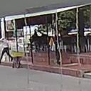 Las imágenes registraron el momento en que el sicario huyó del restaurante.