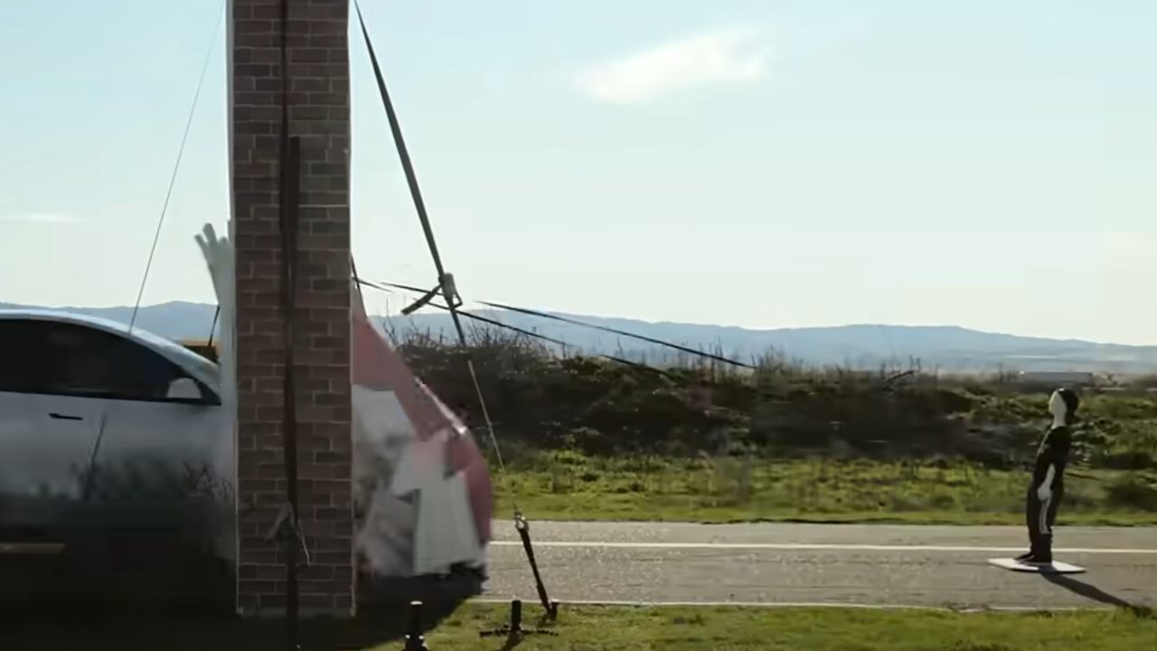 El auto tesla no identificó una pared y se lanzó contra ella.