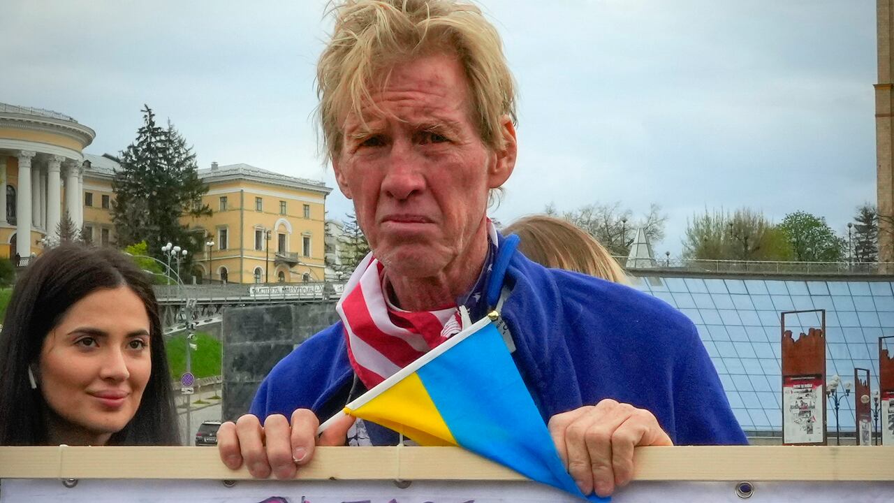 Ryan Wesley Routh participa en una manifestación en el centro de Kiev, Ucrania, el sábado 30 de abril de 2022. (Foto AP/Efrem Lukatsky)