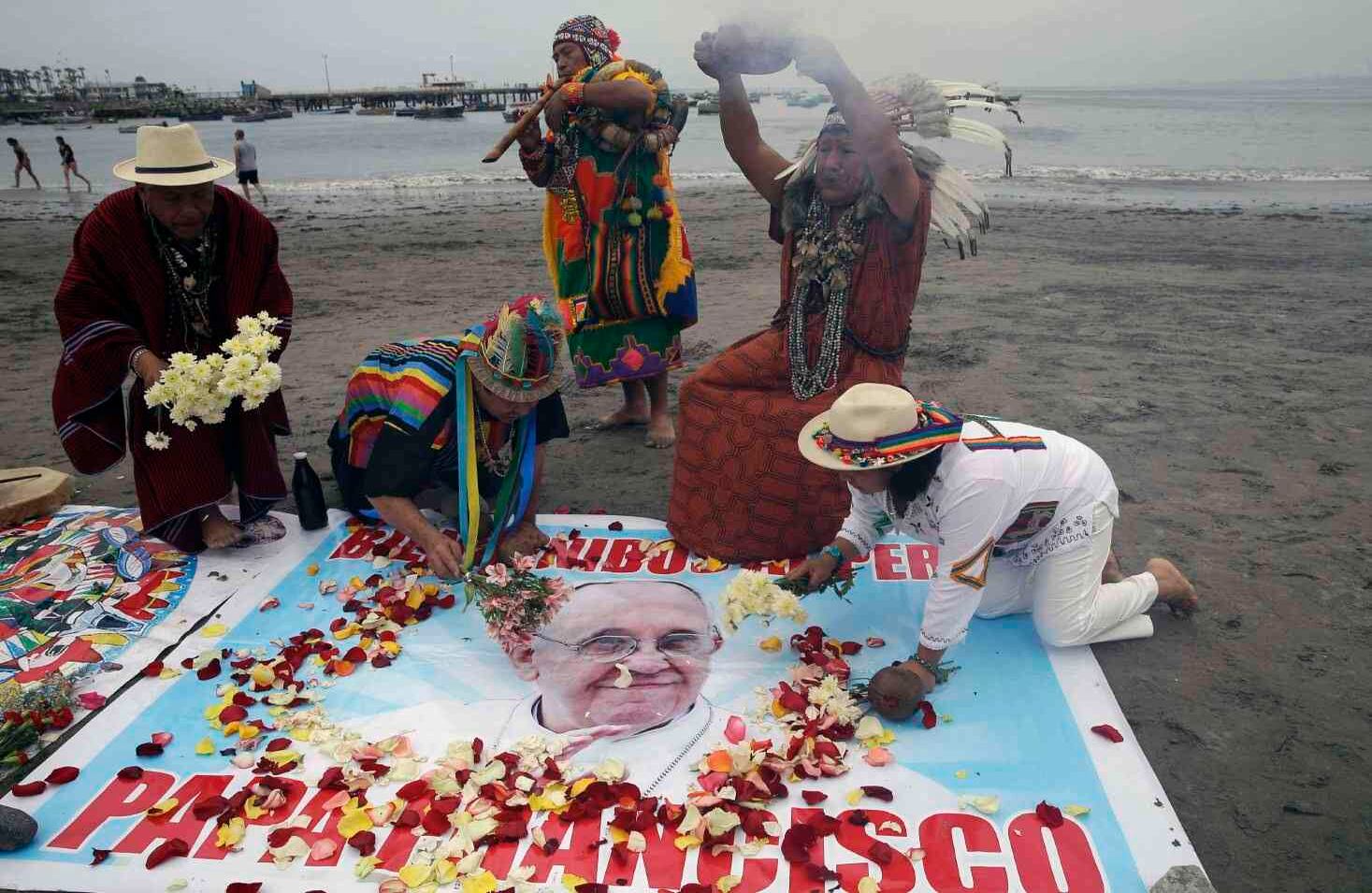 Los chamanes realizan un ritual de bienvenida para el Papa Francisco un día antes de llegar a Perú, en la playa de Agua Dulce en Lima, Perú, el miércoles 17 de enero de 2018. (Foto AP / Martin Mejía)