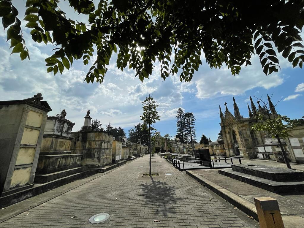 El distrito denunció irregularidades en los contratos del consorcio que administra los cementerios públicos de la ciudad.