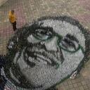 Se requirieron alrededor de 10 mil botellas para armar el rostro del escritor.