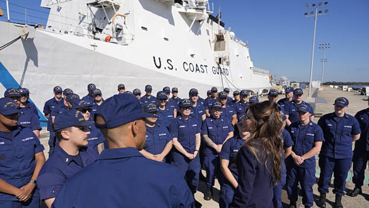 La secretaria de Seguridad Nacional, Kristi Noem, se dirige a los marines en el U.S. Coast Guard Station Charleston, Carolina del Sur.