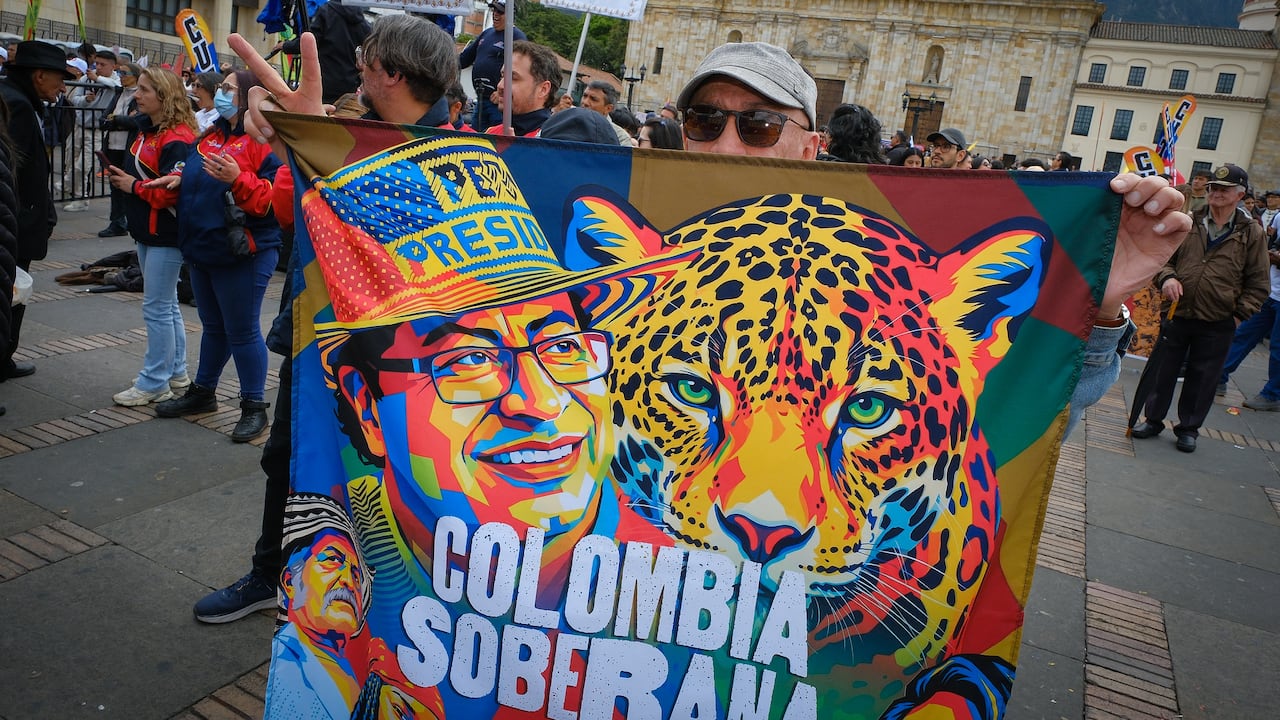 Seguidores del presidente, Gustavo Petro, reunidos el 3 de febrero de 2026 en la Plaza de Bolívar, en Bogotá, mientras él visitaba en Washington a Donald Trump, mandatario de los estadounidenses