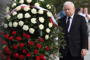 El principal líder del partido gobernante de Polonia, Jaroslaw Kaczynski, asiste a una ceremonia de colocación de coronas para conmemorar las celebraciones nacionales del aniversario de la Segunda Guerra Mundial en Varsovia, Polonia, el 1 de septiembre de 2022. (AP Photo/Michal Dyjuk)