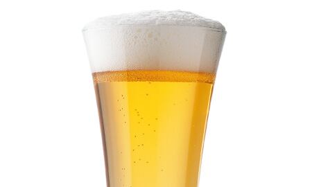 Mezclar la cerveza con el champú y pasar a lo largo de las hebras del cabello;