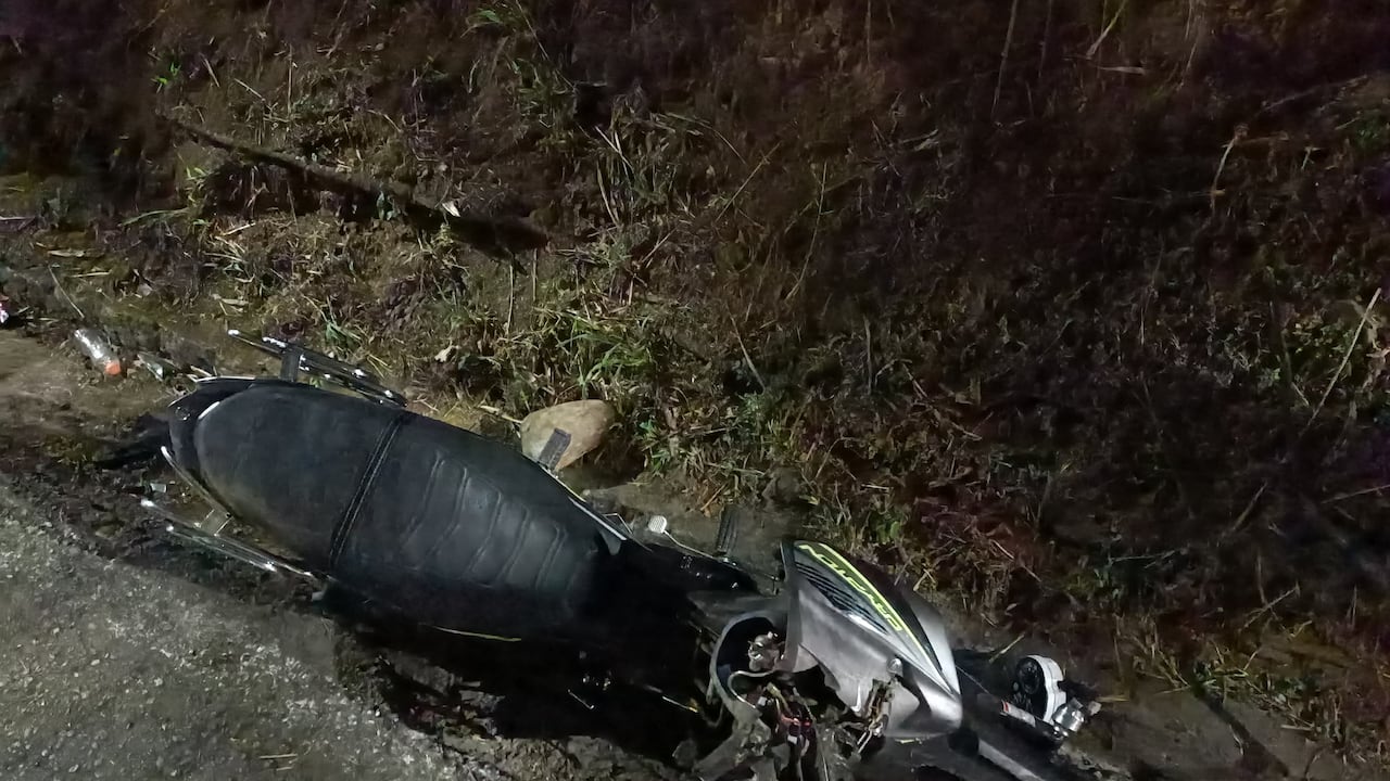 Una de las motocicletas quedó con su parte delantera totalmente destruida.
