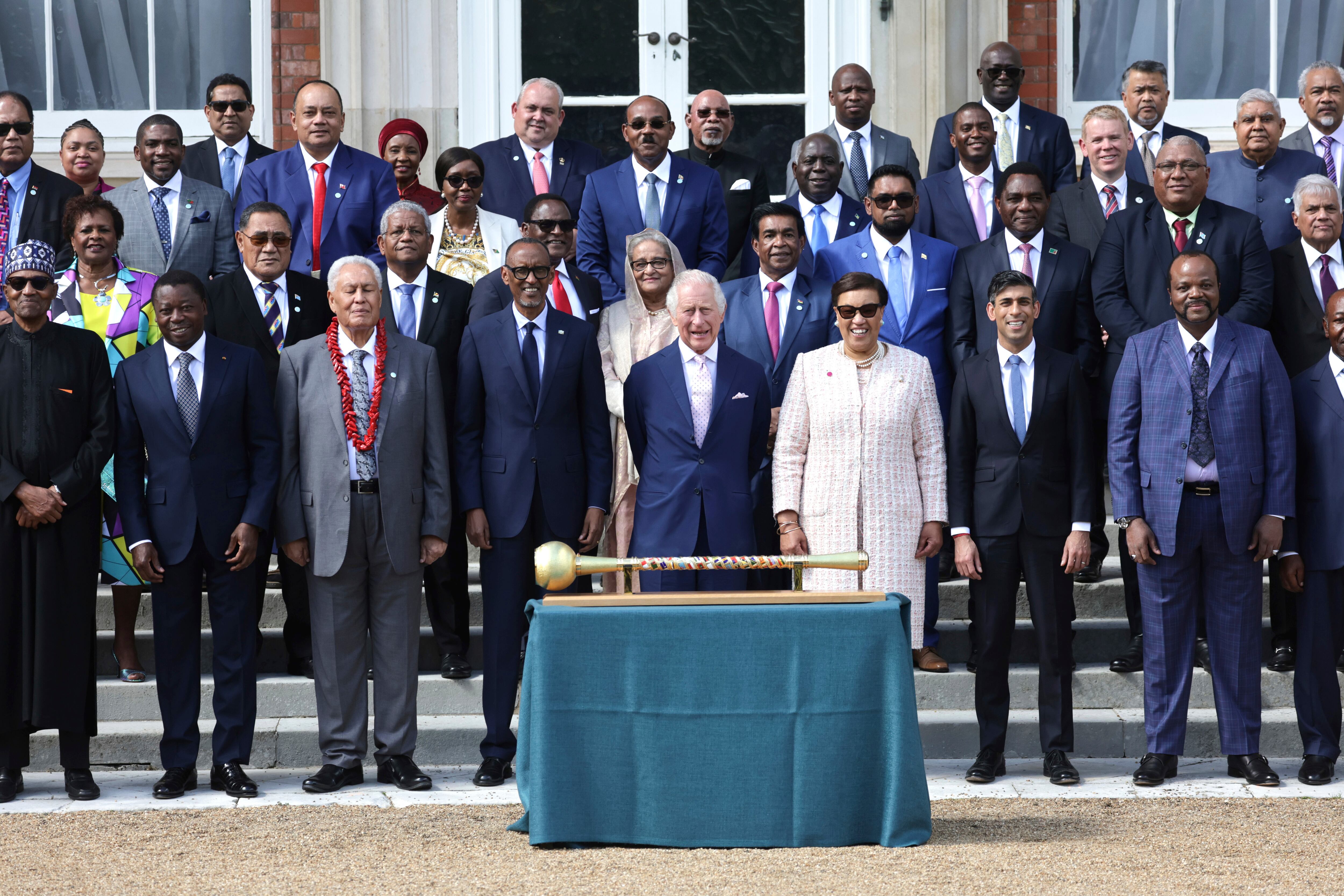 Carlos con los representantes de la Commonwealth antes de la coronación.