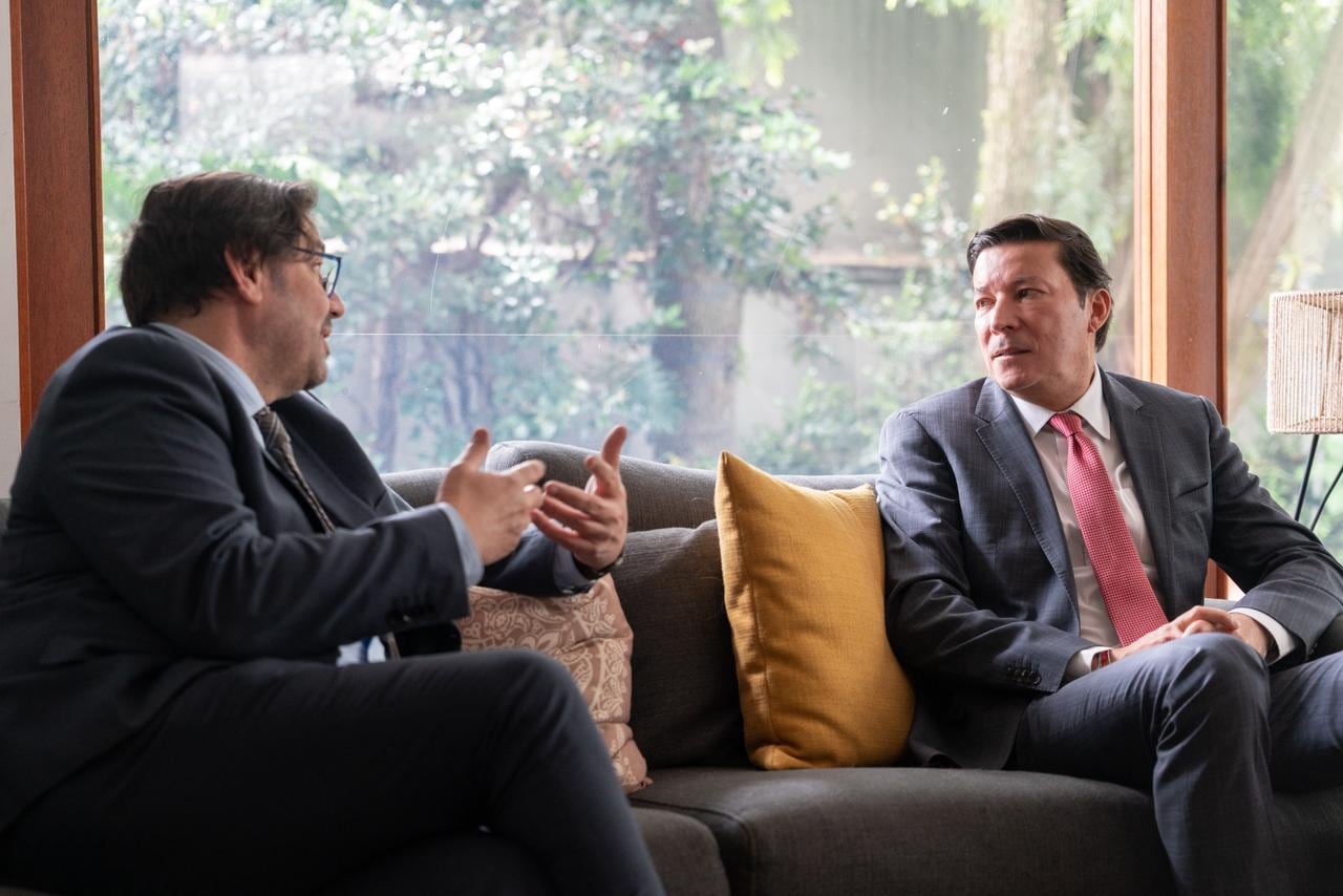 El registrador nacional, Hernán Penagos, junto a José Antonio Gabriel, jefe de la Misión de Observación Electoral de la UE.