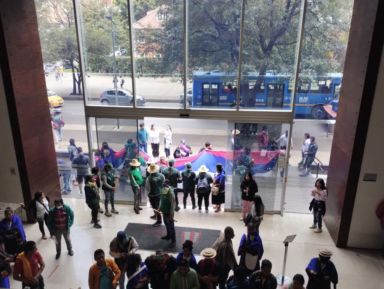 Minga indígena irrumpe a la fuerza en la sede de Semana y destroza vidrios de sus instalaciones.