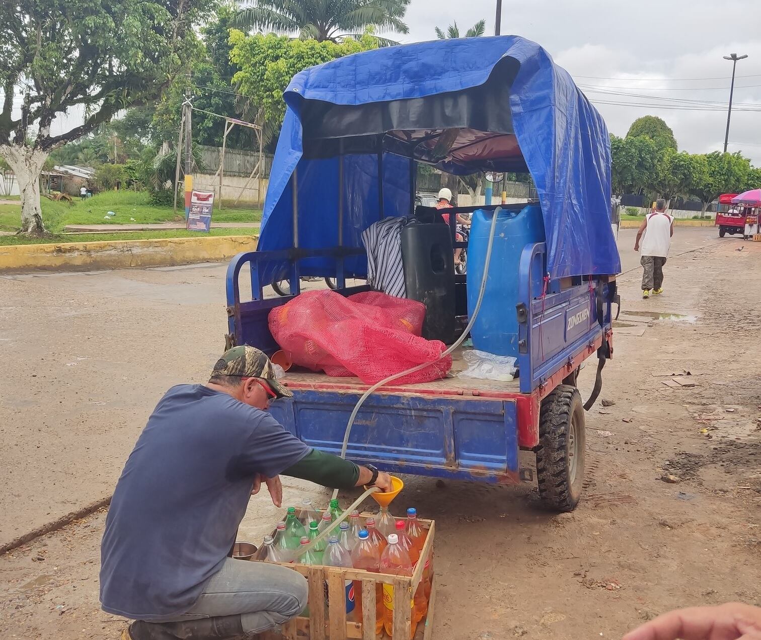 Los habitantes de Leticia están comprando gasolina de mala calidad y a precios más elevados. Foto: Twitter @SophiaValenciaH