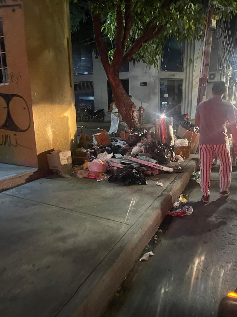 Las bolsas de basura regadas por las vías, es el pan de cada día.