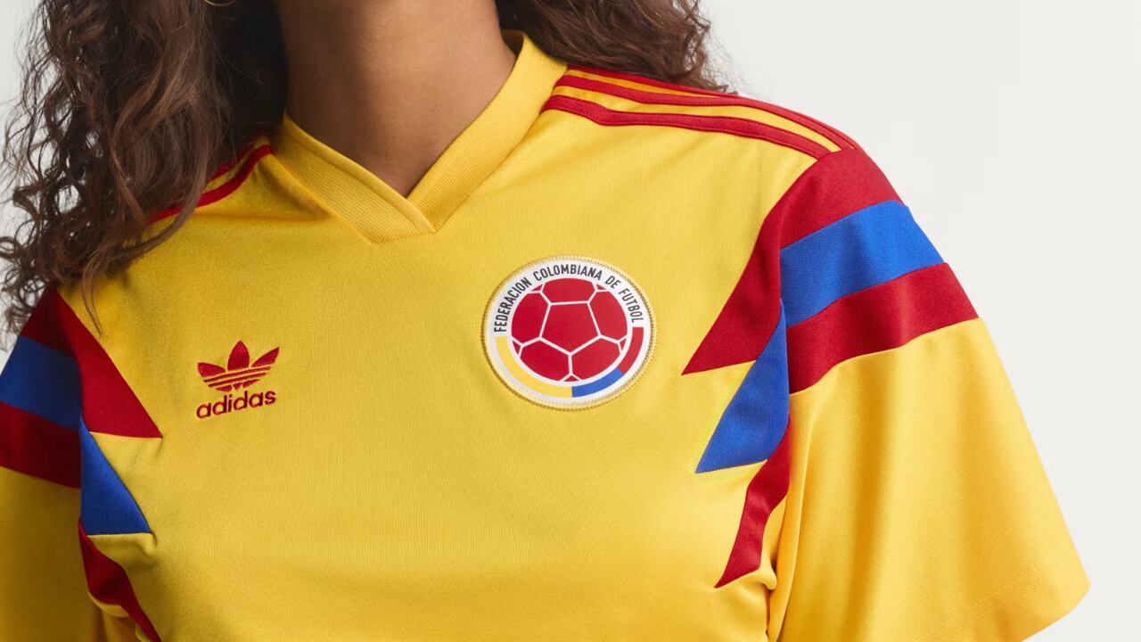 Novedoso diseño de la camiseta retro de la Selección Colombia para mujer