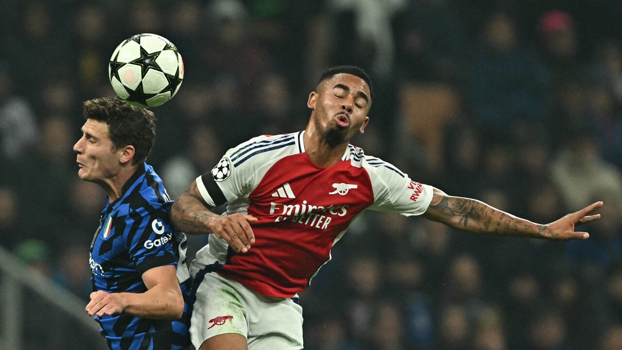 El defensa francés del Inter de Milán #28 Benjamin Pavard lucha por el balón con el delantero brasileño del Arsenal #09 Gabriel Jesus durante el partido de fútbol de la UEFA Champions League entre el Inter de Milán y el Arsenal en el estadio San Siro de Milán el 6 de noviembre de 2024.