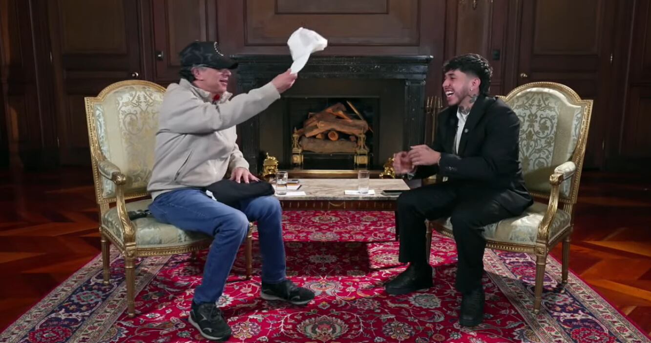 Intercambio de gorras Westcol y Gustavo Petro