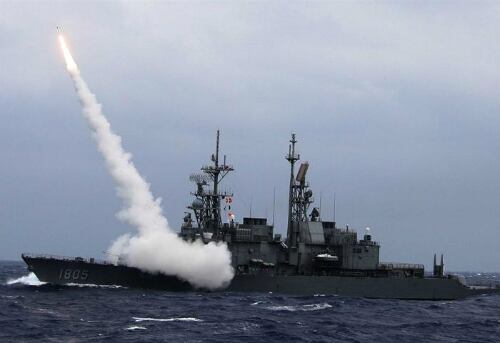 En un comunicado, el ministerio ruso de Defensa afirmó que el submarino nuclear “Severodvinsk” efectuó por primera vez una disparo de Zircon en inmersión “a 40 metros de profundidad”.