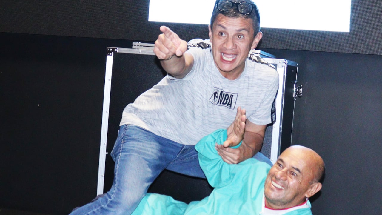 Fabián Romero recibe Doctorado Honoris Causa por su obra teatral 'Sin palabras'.