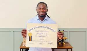 El jugador colombiano Yimmi Chará, del Portland Timbers de la MLS estadounidense obtuvo su título como arquitecto y así lo hizo saber con orgullo a través de sus redes sociales.