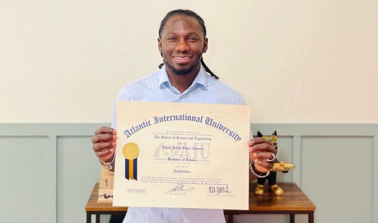 El jugador colombiano Yimmi Chará, del Portland Timbers de la MLS estadounidense obtuvo su título como arquitecto y así lo hizo saber con orgullo a través de sus redes sociales.