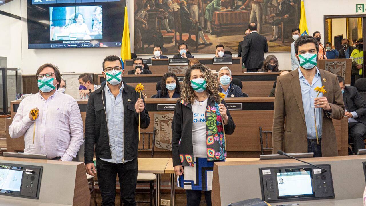 Con flores marchitas, concejales de la Alianza Verde protestan por Ley de Bancadas para aprobar el POT. Foto: tomada del Twitter de Martín Alzate