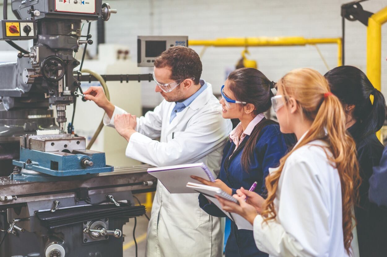 Entre las razones que explican este fenómeno están los costos de las carreras y la imposibilidad de los jóvenes de costear sus gastos mientras estudian.