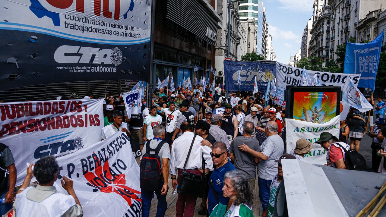 El Centro Nacional de Jubilados de ATE (Asociación de Trabajadores del Estado) protesta para exigir la cancelación de todas las medidas impulsadas por el presidente Javier Milei, que atentan contra sus beneficios frente al edificio de la Central Nacional de la Administración de la Seguridad Social (Anses), en Buenos Aires, Argentina, el 10 de enero de 2024.