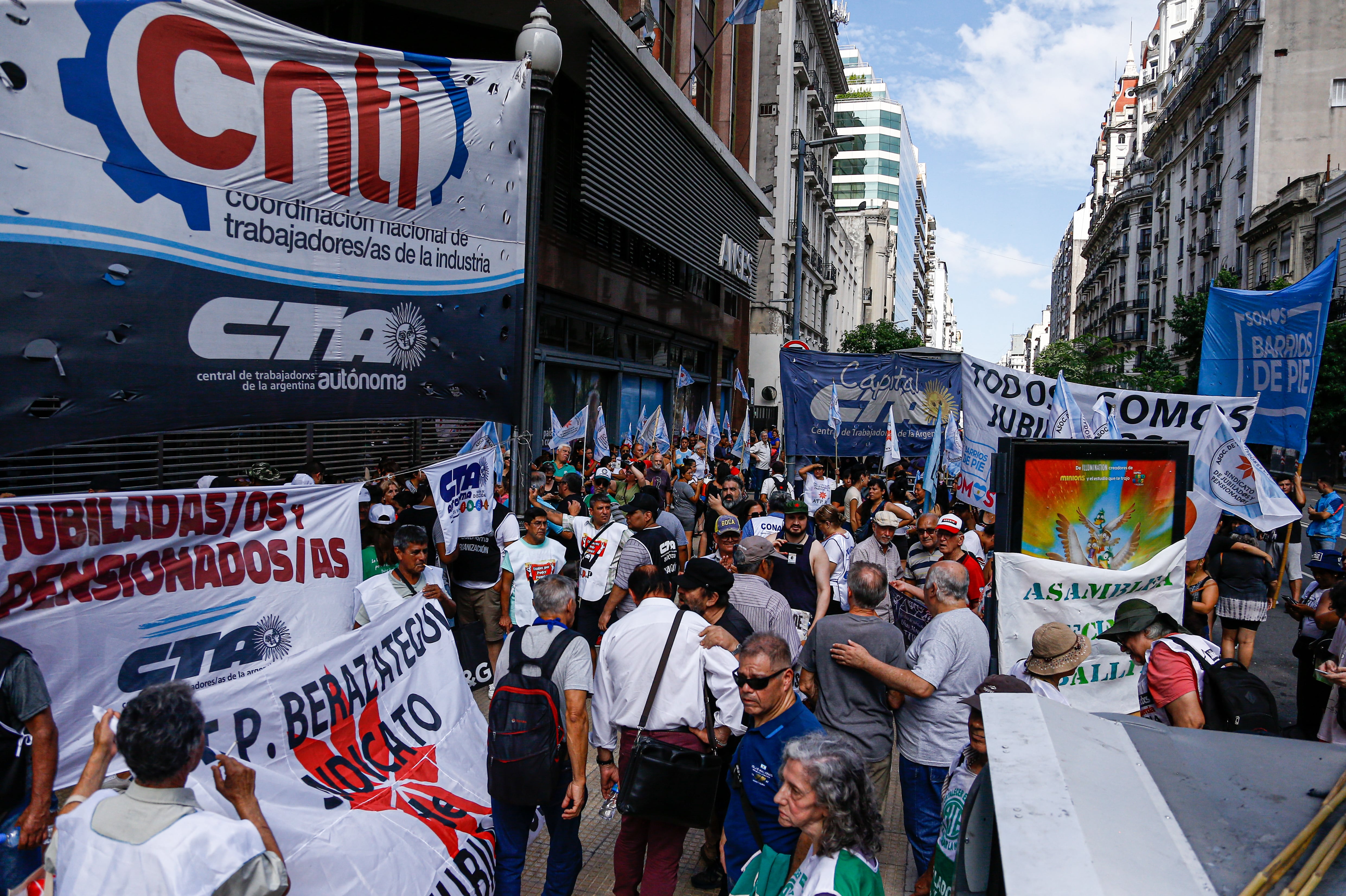 El Centro Nacional de Jubilados de ATE (Asociación de Trabajadores del Estado) protesta para exigir la cancelación de todas las medidas impulsadas por el presidente Javier Milei, que atentan contra sus beneficios frente al edificio de la Central Nacional de la Administración de la Seguridad Social (Anses), en Buenos Aires, Argentina, el 10 de enero de 2024.