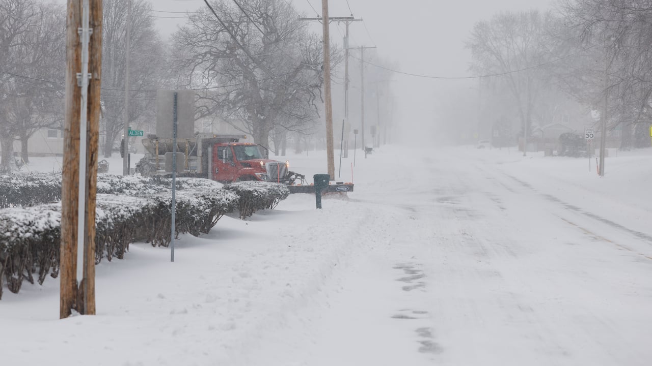 Una gran franja de los Estados Unidos, desde el Medio Oeste hasta la Costa Este, está experimentando una gran tormenta invernal.
